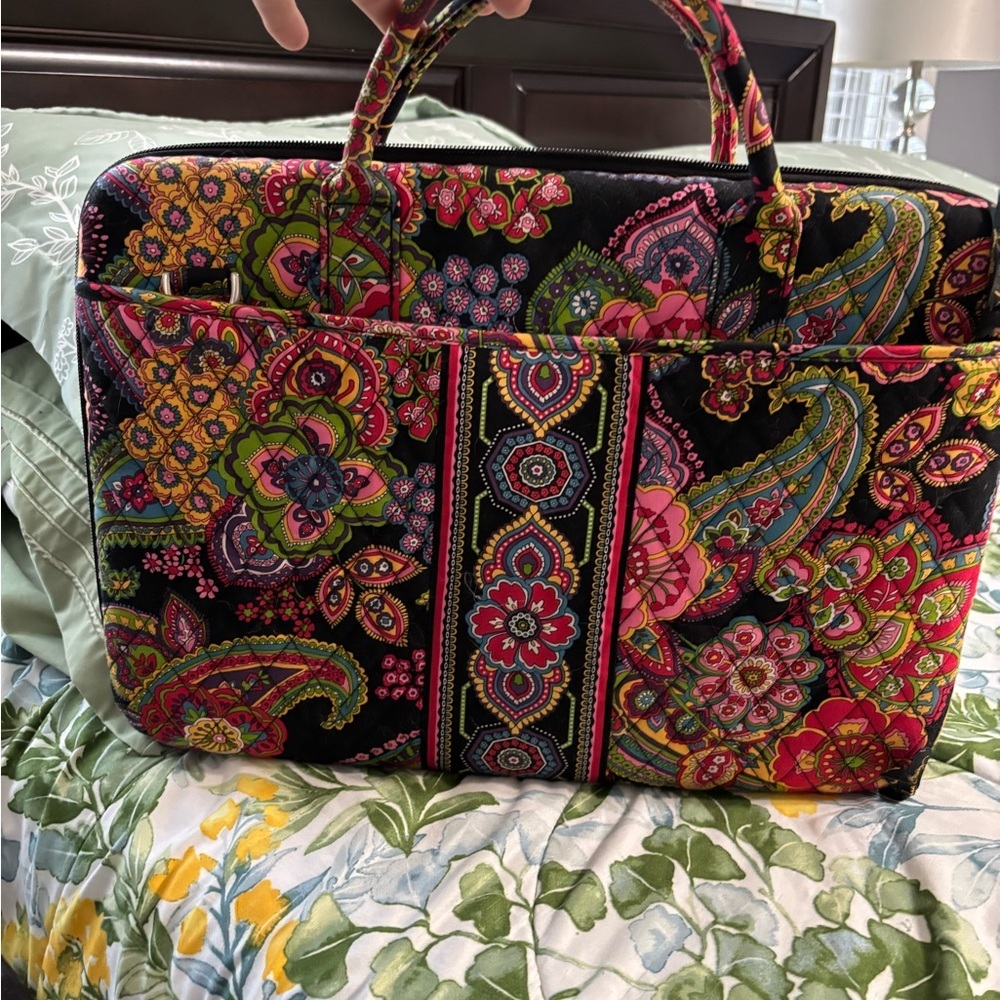 💻 Vera Bradley Laptop Bag – Vibrant Floral Pattern